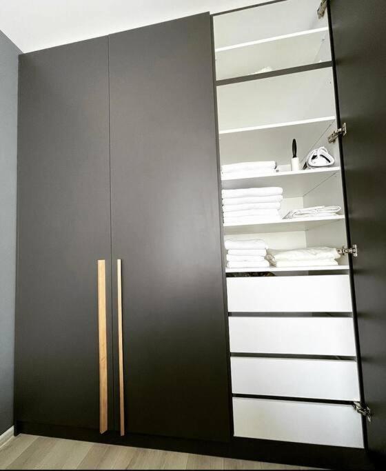 Minimalist Studio Apartment Braşov Buitenkant foto